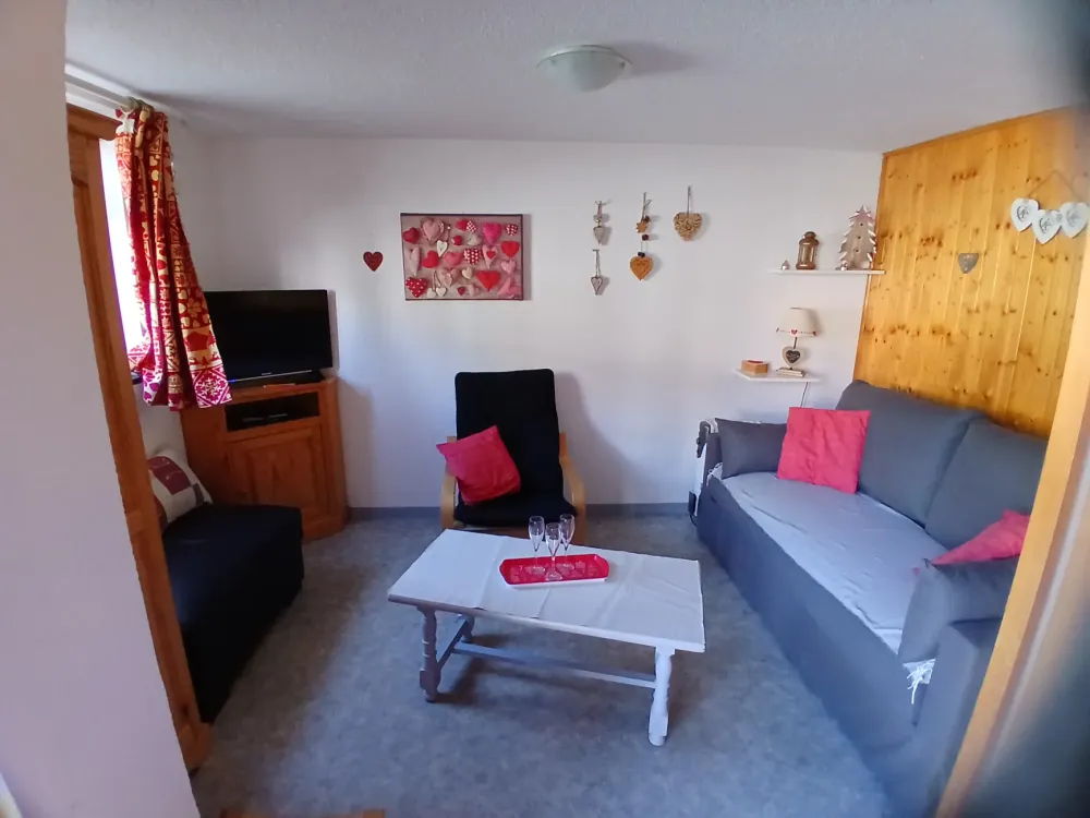 salon cosy pour les apéros, mais pouvant se fermer avec des portes coulissantes pour devenir une chambre.