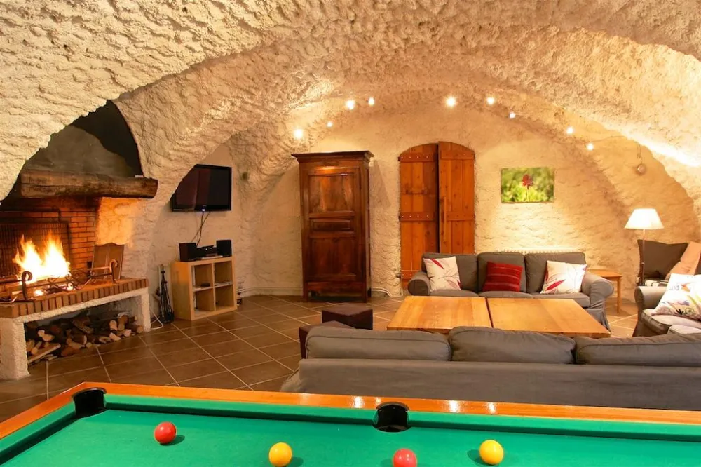 Bois pour la cheminée à disposition, WIFI, TV, lecteur CD, salle voutée de 50m2.