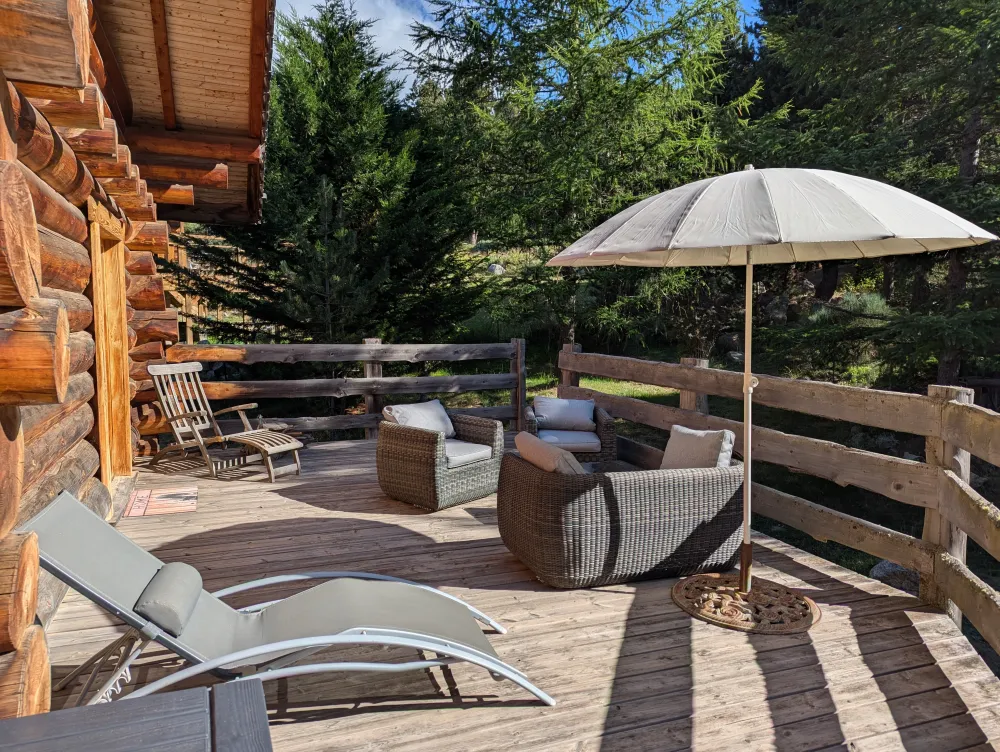 Grande terrasse avec accès direct forêt.