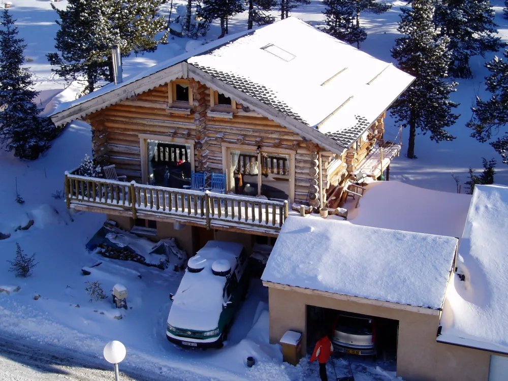 L’hiver sublime le Xalet del Mestre : fustes sculptées par la neige, ambiance chaleureuse et accès rapide aux pistes pyrénéennes. Un chalet d’exception où le luxe se vit au cœur de la forêt et dans la douceur du bois. »
