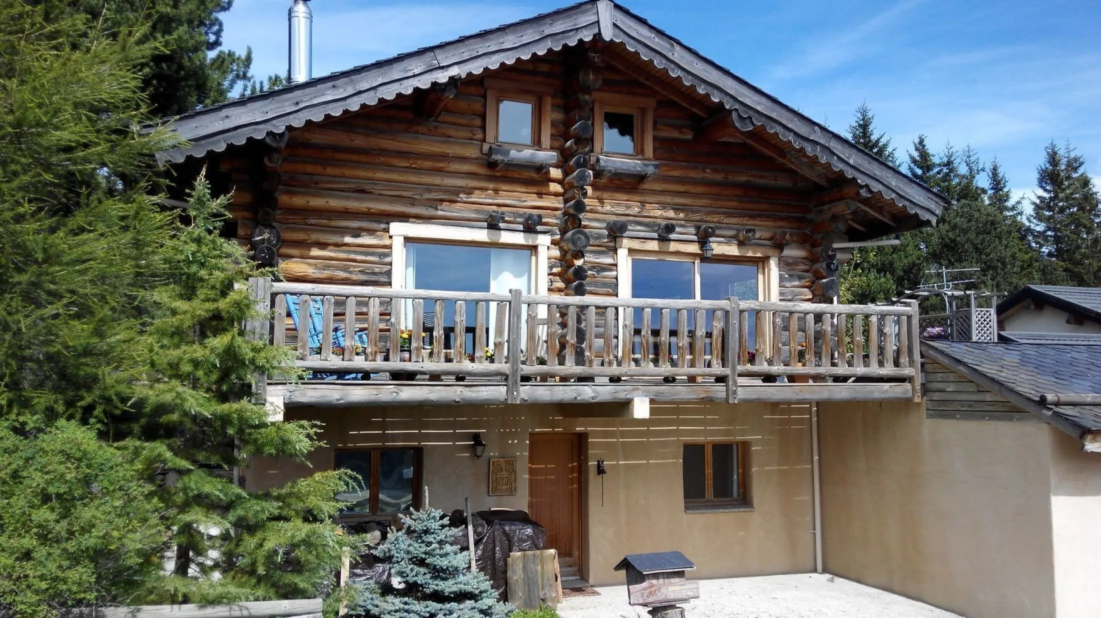 Sous le soleil d’été, le Xalet del Mestre dévoile ses fustes blondes, son charme authentique et la douceur de la montagne. Un refuge lumineux où nature, calme et art de vivre se rencontrent. 
