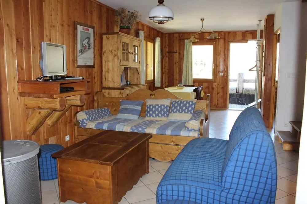 Appartement Bleu : au rez-de-chaussée, coin salon et séjour au fond. L'appartement donne sur une terrasse privative.