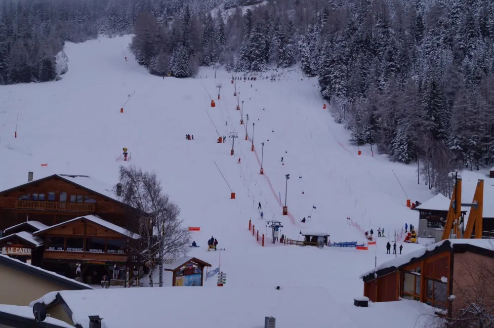 Vue sur les pistes de la fenêtre du séjour 