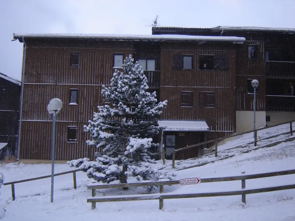 Façade de l'immeuble (appartement 18G) en haut à droite fenêtre ouverte