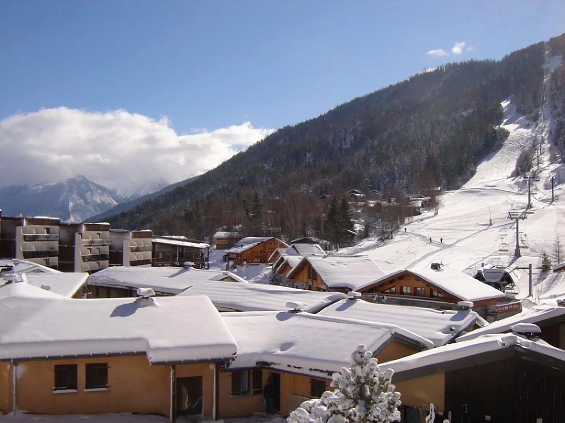 Vue sur les pistes et les commerces