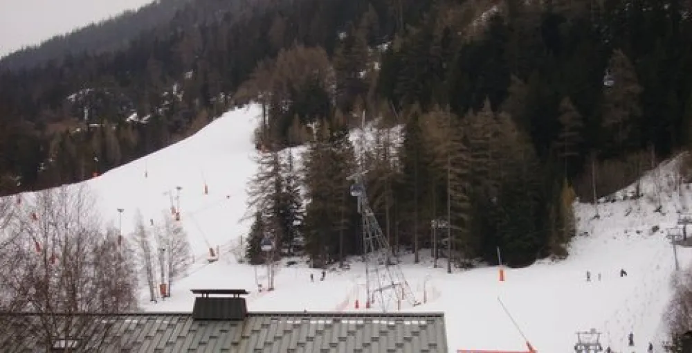 View(Sight) of the balcony on tracks(runways).