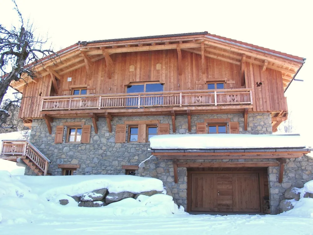 Façade du chalet et Entrée garage (Parking privé de 5 places extérieures juste devant l'entrée du garage)
