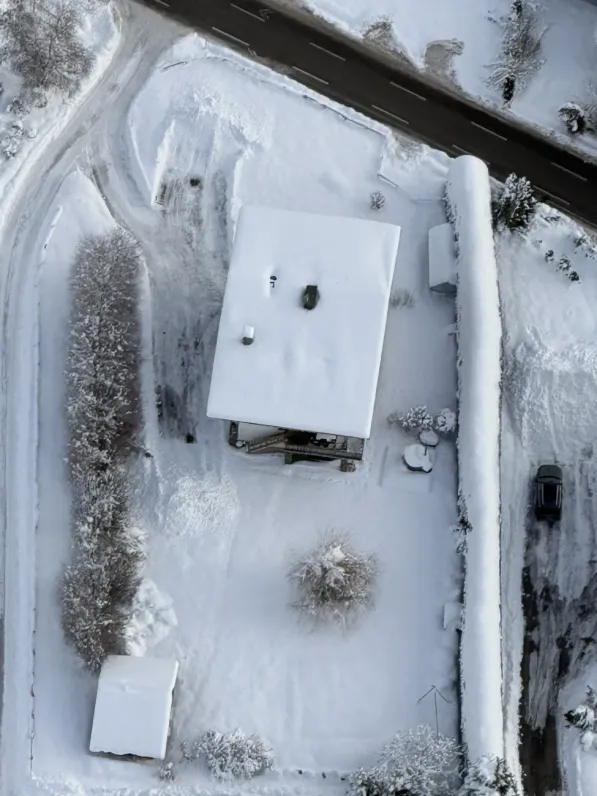 Chalet et jardin en hiver