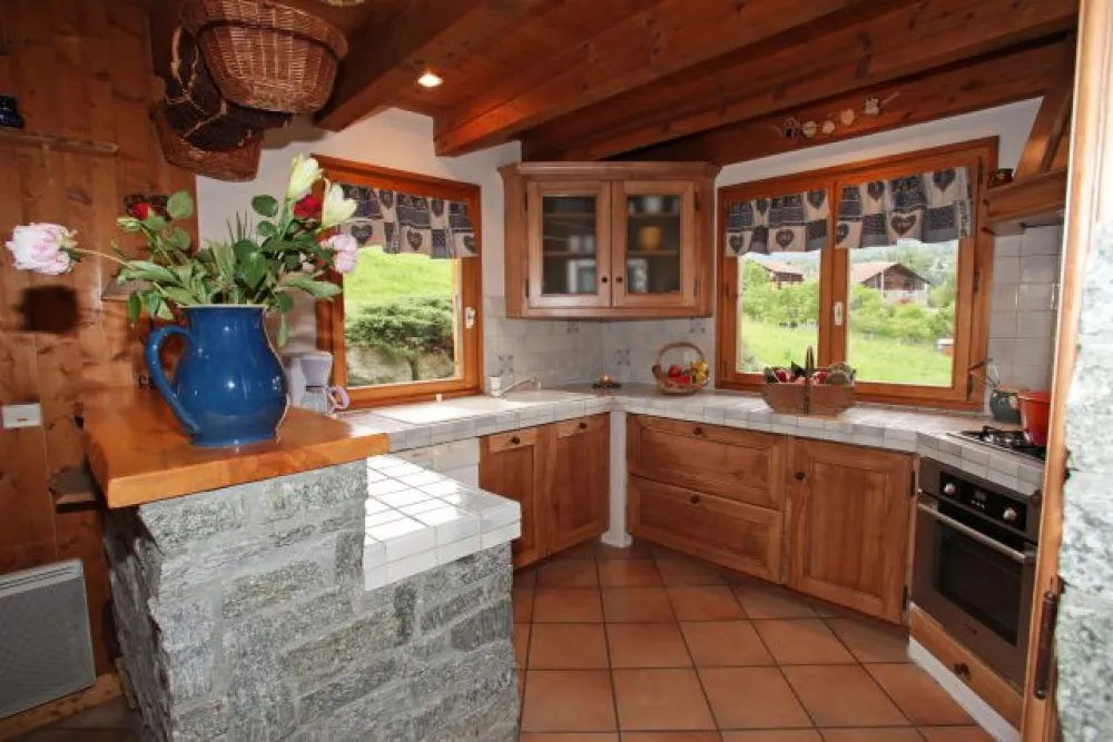 cuisine entièrement équipée , Lave-vaisselle, micro-ondes, grand frigo avec compartiment congèlateur 35L, four, grill-pain, appareils fondue et raclette.
