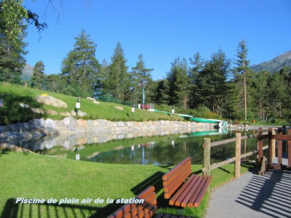 base de loisirs, la piscine, activités aquatiques, agrémenté par un toboggan d'eau, l'espace comporte des plages en bois et en herbe ouvert tout les jours en été de 11h à 18h  