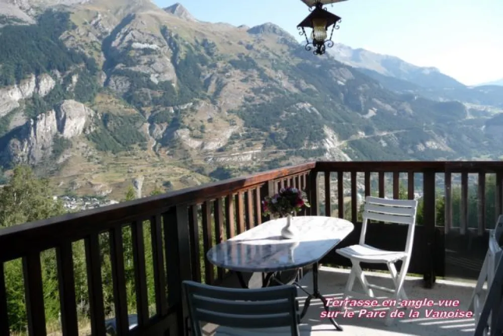 Le Balcon en angle vue panoramique sur la vallée, parking au pied du logement
- table terrasse 4 personnes, 
- vue sur le parc de la Vanoise
  et le fort Marie Christine au fond le village d'Aussois
  avec sa station.