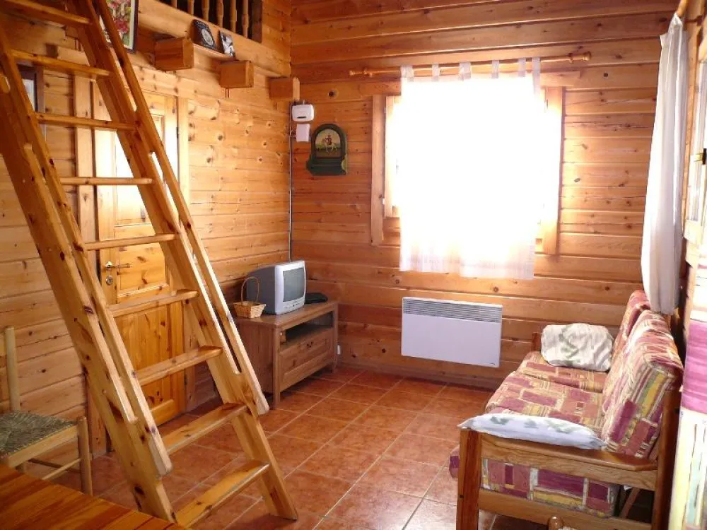 Salon avec TV, accès WIFI GRATUIT.