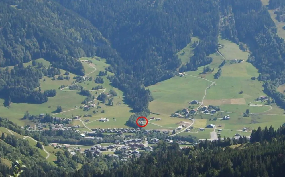 Situé au bas du domaine skiable. 
En hiver à 200 mètres des pistes de ski. Au calme en été.