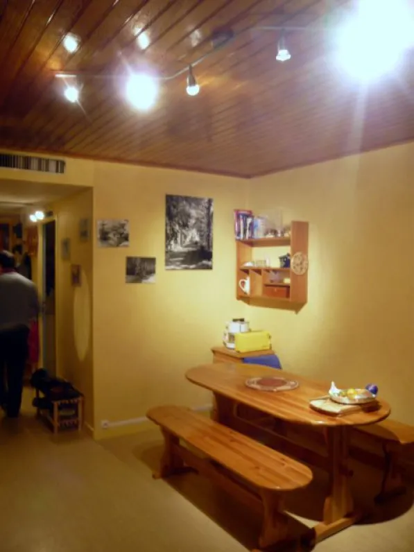 Salle de séjour = coin repas 
Table et bancs pin 8 personnes