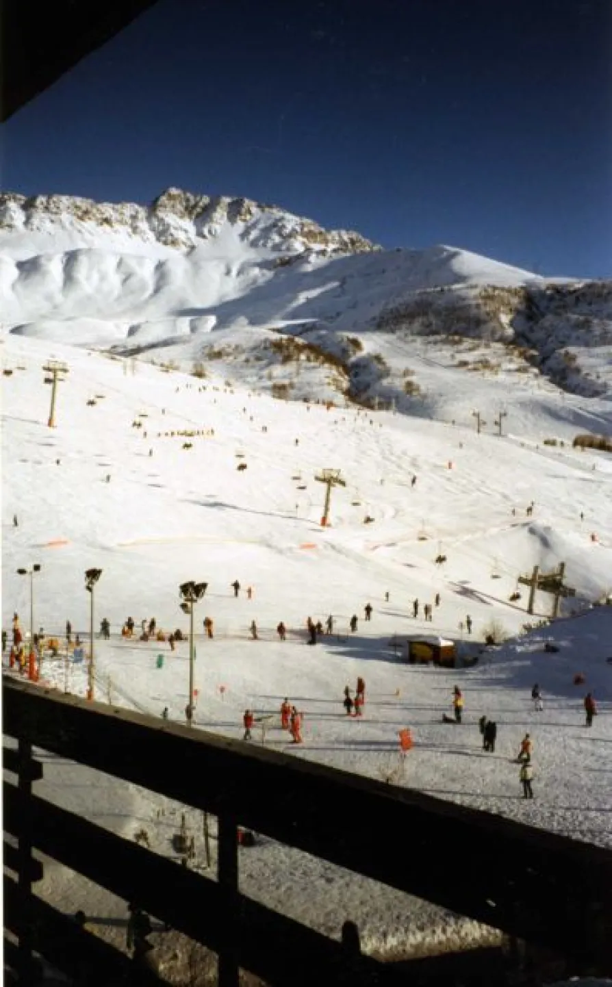 Vue depuis le balcon,sur le départ des pistes et des écoles de ski