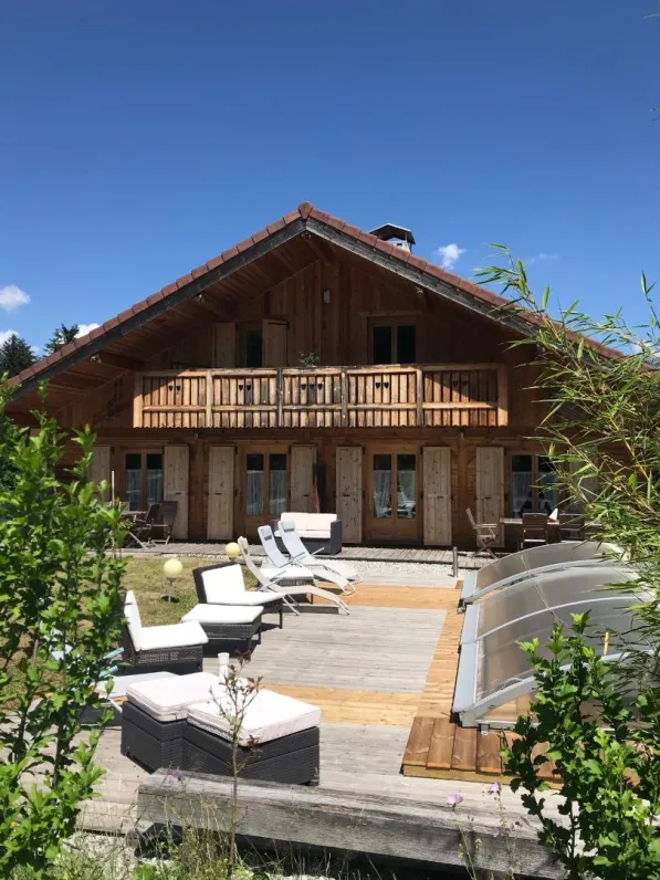 Le chalet Cassiopée en été. L'appartement Orion occupe l'étage