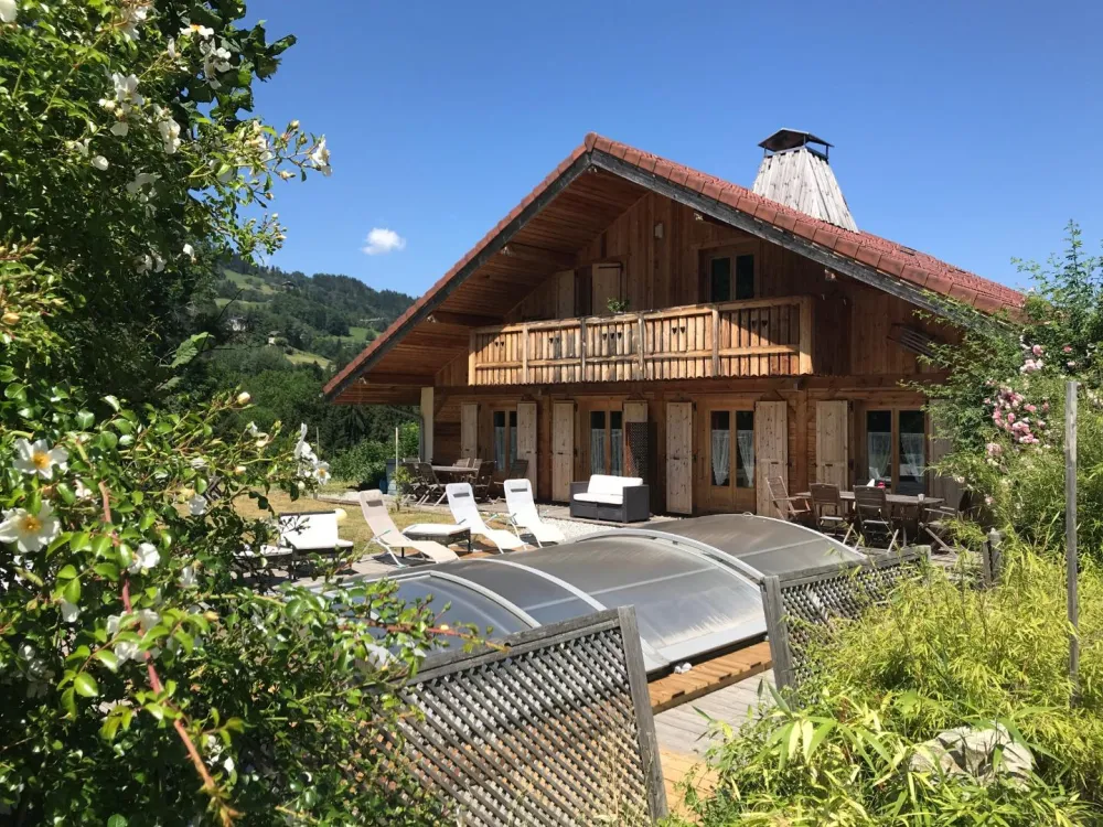 Le chalet Cassiopée en été. L'appartement Orion occupe l'étage