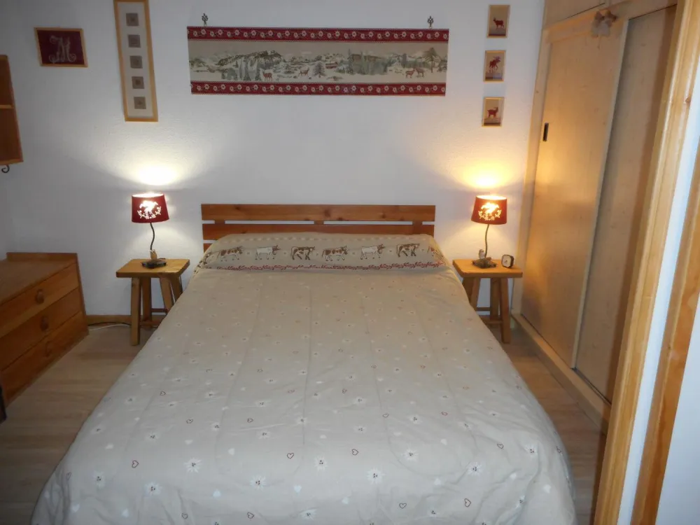 Chambre double séparée par cloison amovible.