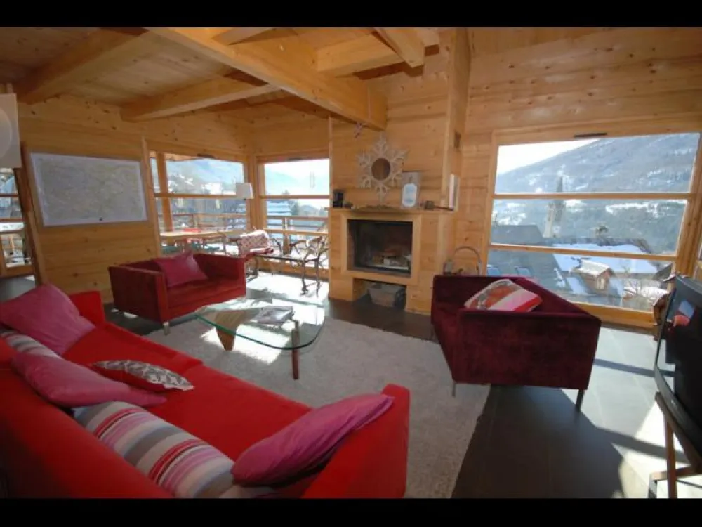 Splendide salon spacieux avec vue sur montagne, cheminée
Chalet idéal pour 8 personnes ( sinon table de cuisine un peu petite)