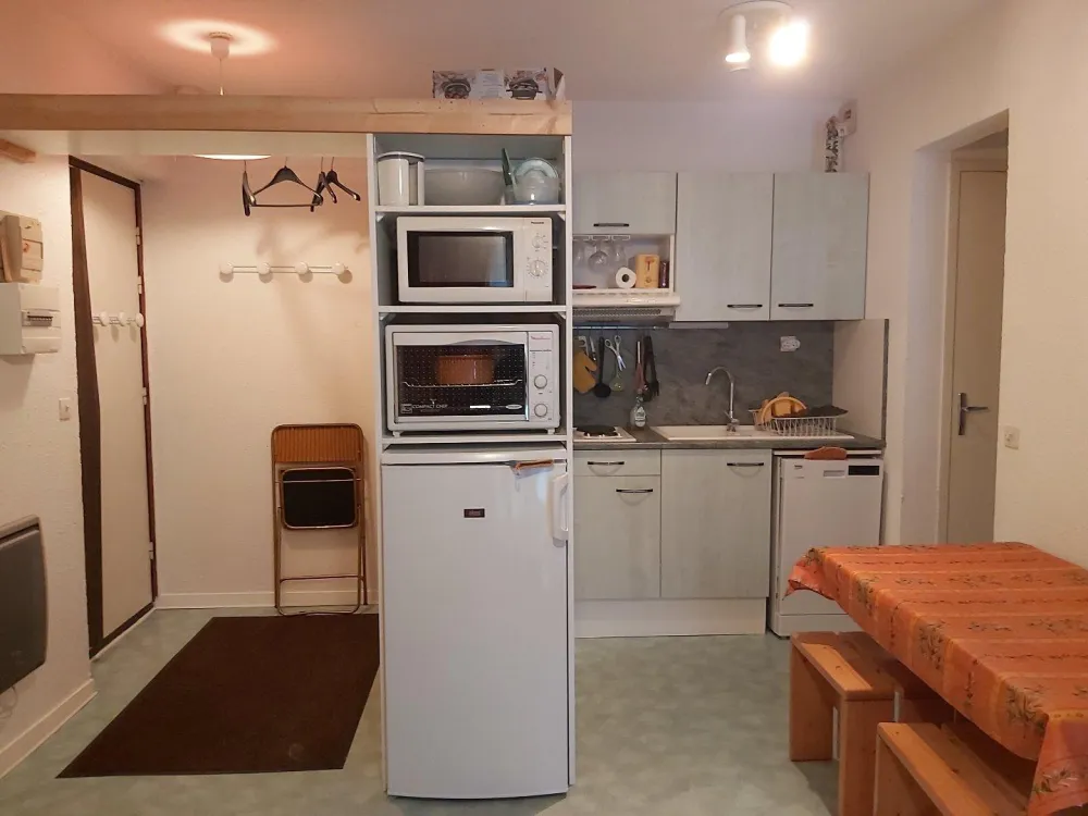 Cuisine équipée, frigidaire avec congélateur, lave vaisselle
batterie de cuisine compléte
