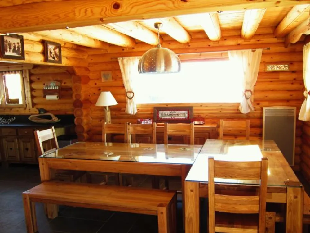 Salle à manger avec tables  16 couverts.