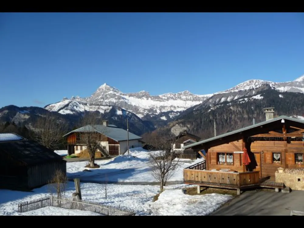 vue sur le charvin, la chaine des aravis,