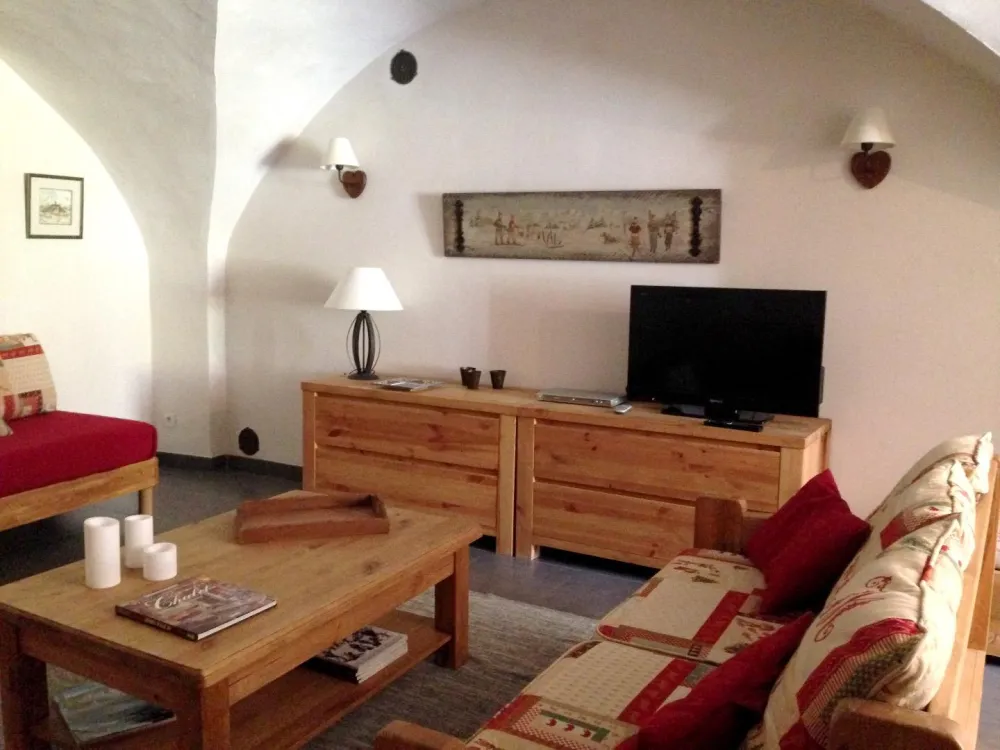 Grand séjour de 25m2 avec TV/DVD.