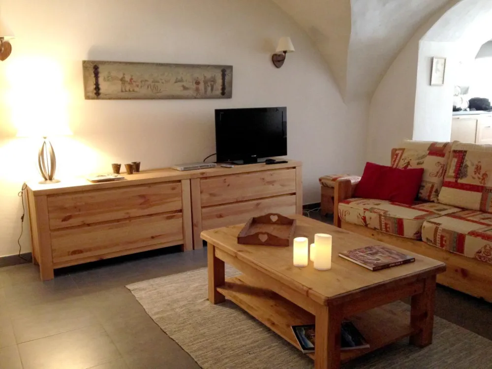 Grand séjour de 25m2 avec TV/DVD. 
Chauffage au sol dans tout l'appartement .