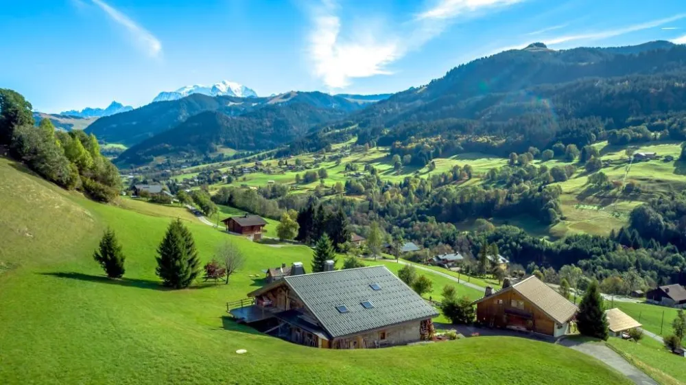 Photo montrant le val d'arly avec Praz sur Arly et Megève en fond de la vallée sous les cimes du massif du Mont-Blanc