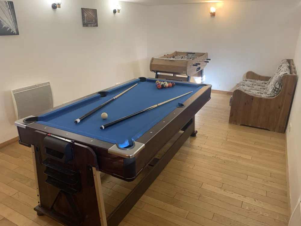 Le billard claque, les palets d'air hockey filent, les parties de baby-foot s'enchaînent. La salle de jeux du Chalet Mont Milo prolonge la soirée bien après le repas, pour petits et grands.
