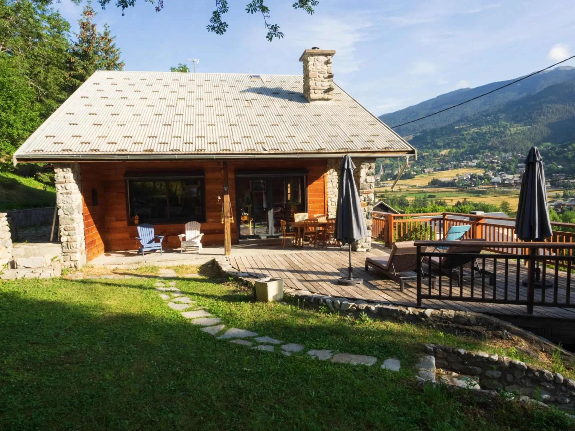 Vue du chalet l'été avec vue imprenable sur la vallée.
Le soleil baigne la terrasse toute la journée.
Le matin vous aurez le plaisir de voir se lever le soleil derrière la montagne juste en face du chalet.