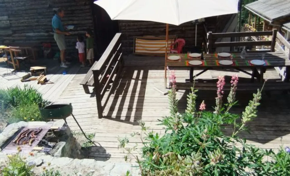 Le jardin avec sa terrasse et ses barbecues