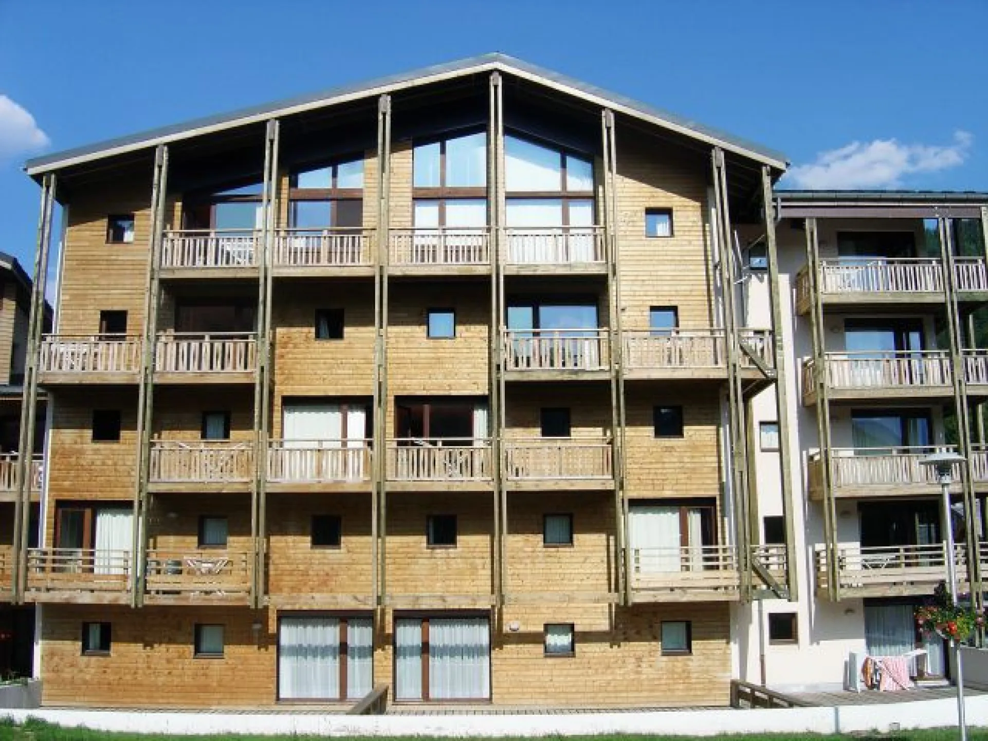 Immeuble Appartement au dernier étage avec les rideaux fermées