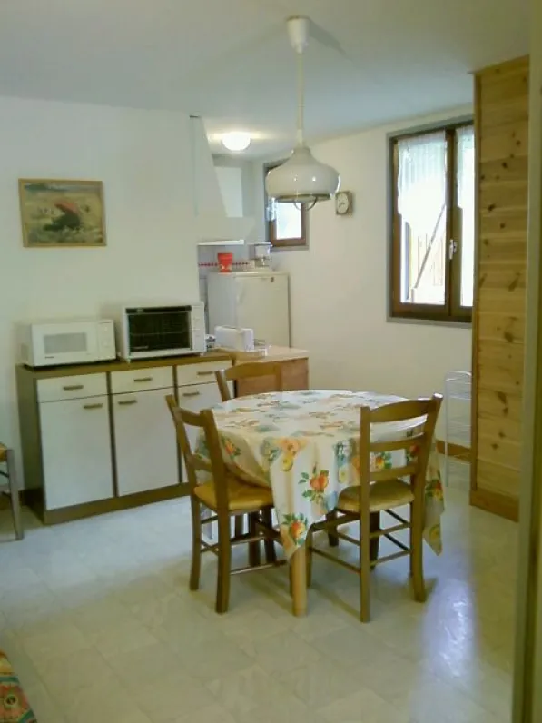 ...espace repas ouvert sur le coin cuisine...