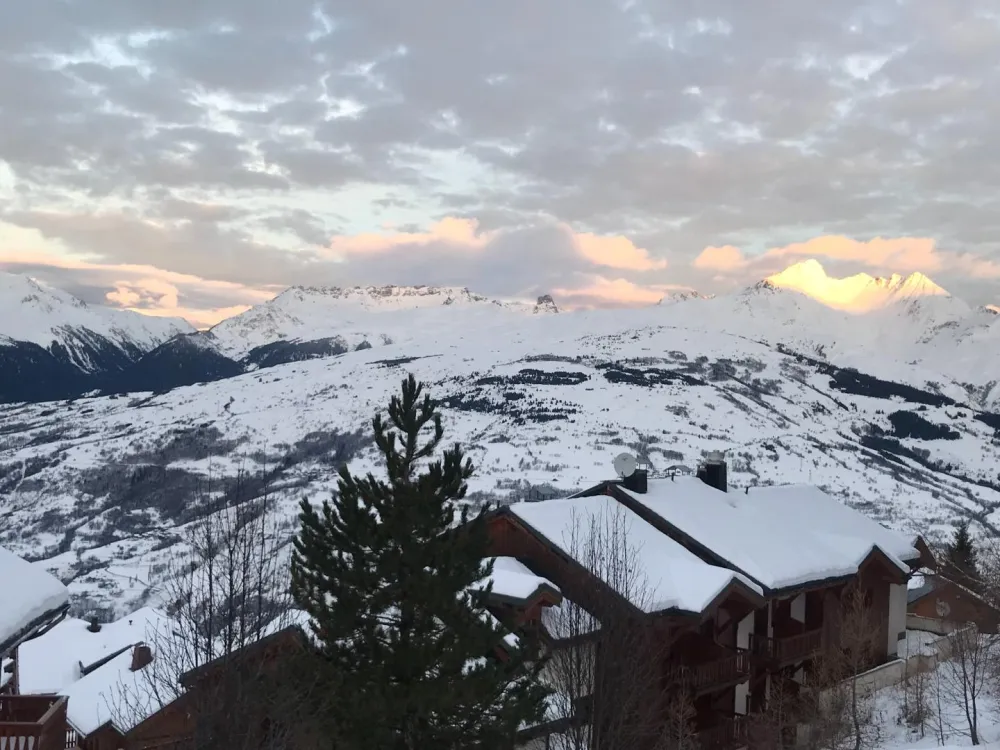 vue sur le massif du Beaufortain depuis la terrasse et la salle de séjour  - sommets de la Pierra Menta  ( 2714 m) et du Roigniais (2995 m)