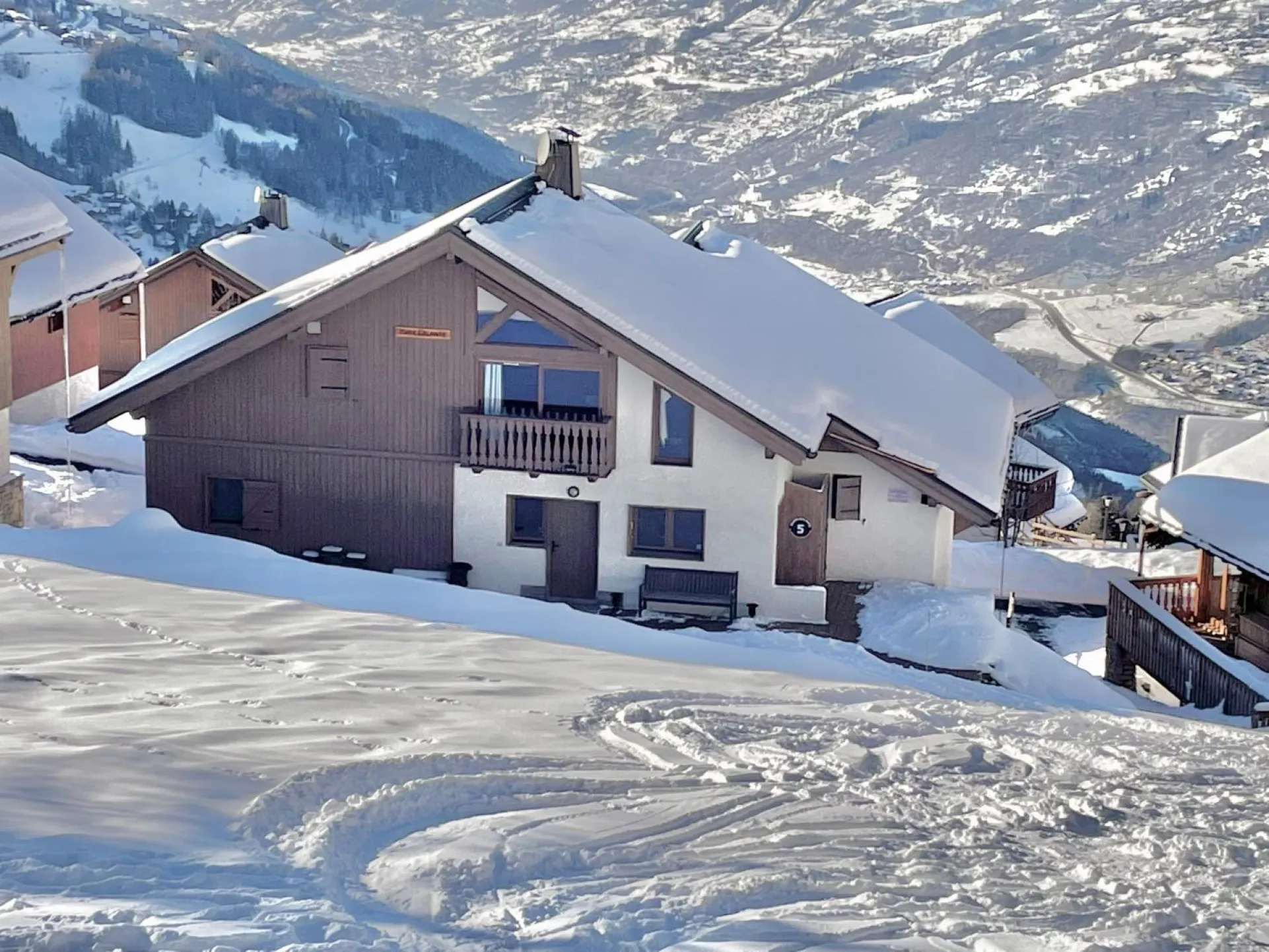 vue générale - façade côté piste de Barmont