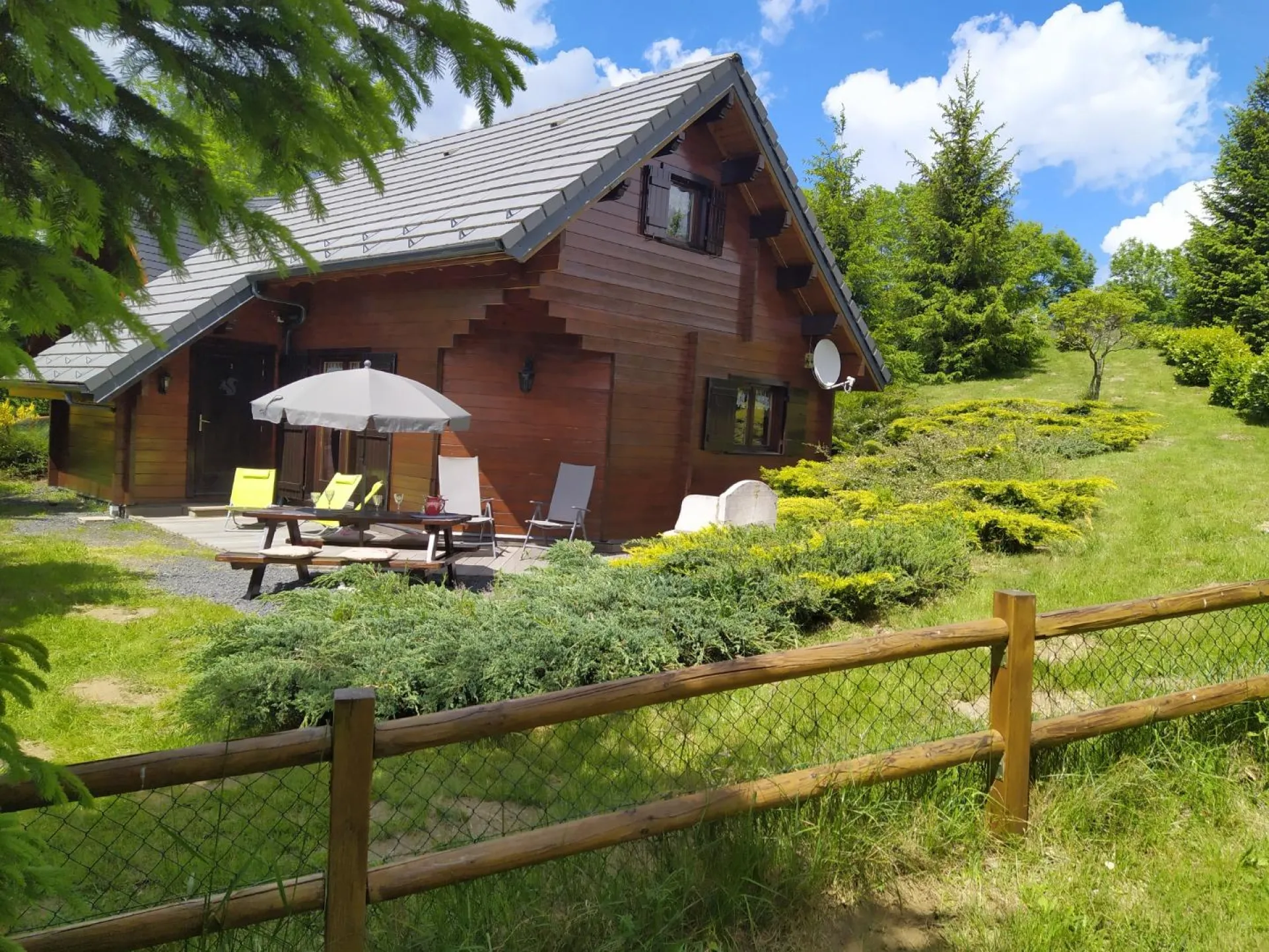 Chalet "Les Ecureuils" N°1 en été (cotés Ouest et Sud) 