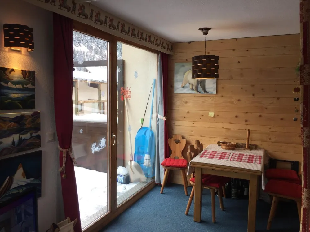 coin repas, avec table à rallonges pouvant accueillir 8/10 personnes, 6 chaises.
donnant sur la terrasse 