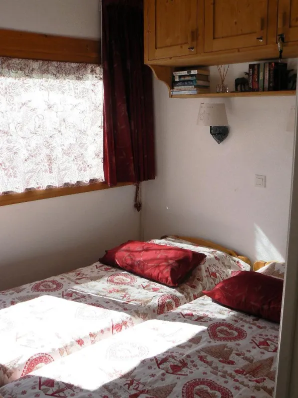 chambre principale avec lits jumeaux, et très bons matelas
penderie, volets roulants pour une nuit noire, pas de vis à vis