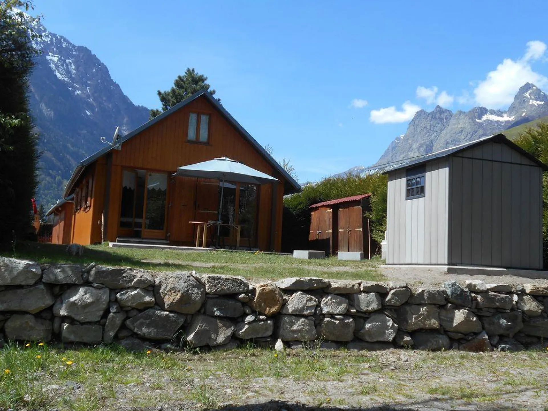 Chalet individuel - de plain pied avec salon de jardin et abri pour les vélos ...
