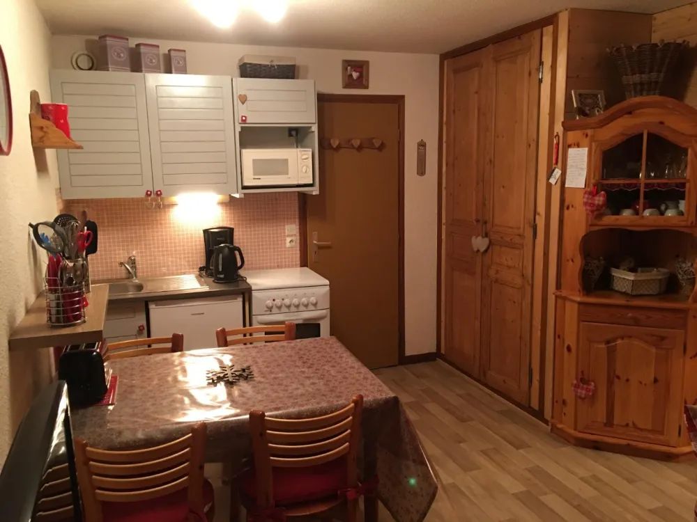 La cuisine refaite, un micro ondes, un four traditionnel et 4 plaques , une vaisselier et un grand placard peut stocker vos provisions! Cafetière, bouilloire.