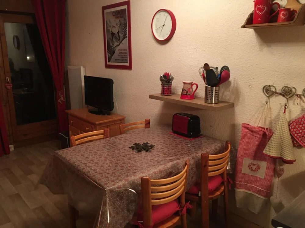 Le coin repas, ambiance montagne, vous disposerez de tout le nécessaire : grille pain, appareil à raclette, gaufrier!