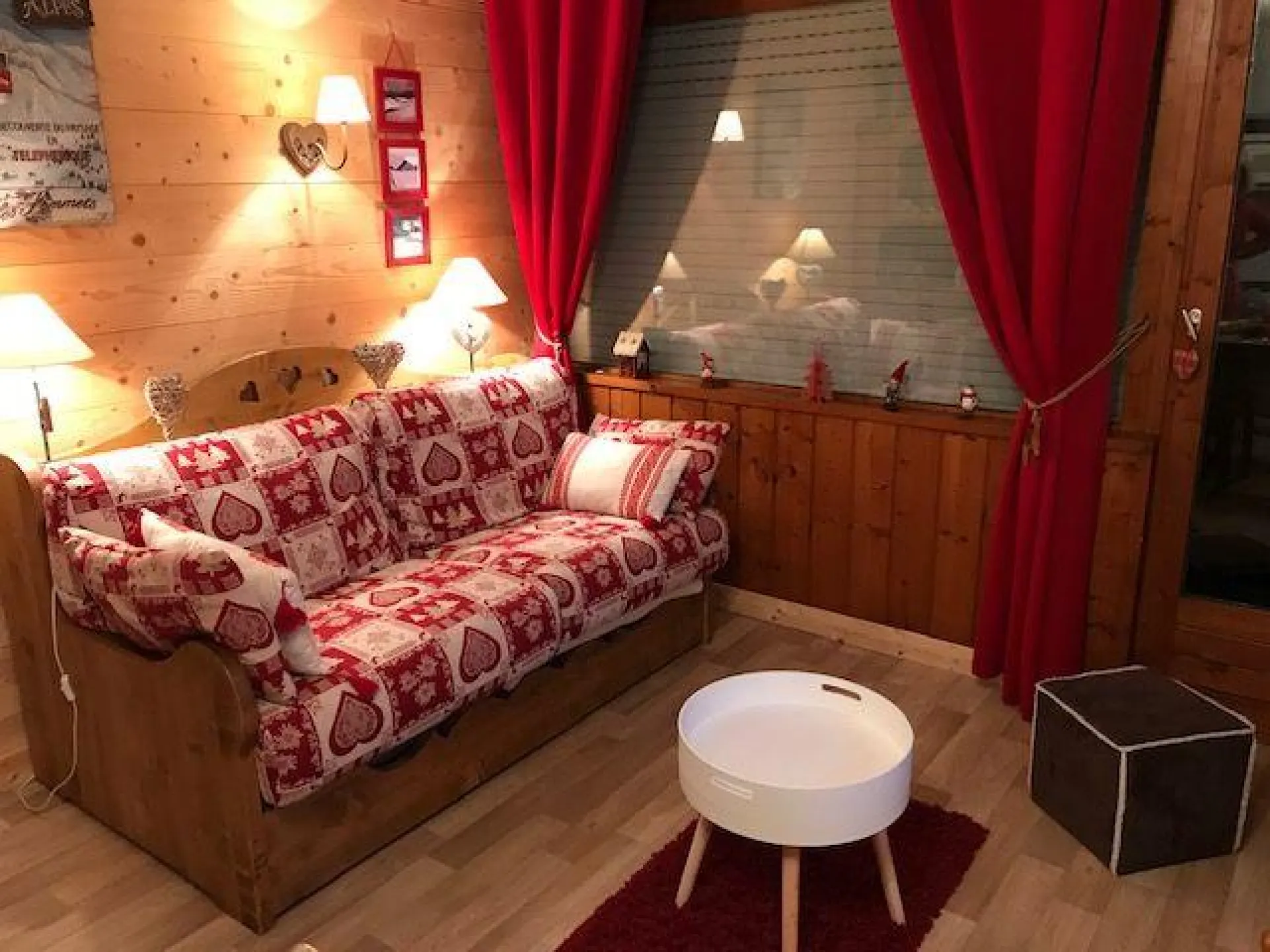 Bienvenue dans une ambiance cocooning, rapido neuf, pas besoin d'enlever les coussins, le lit est prêt ! 