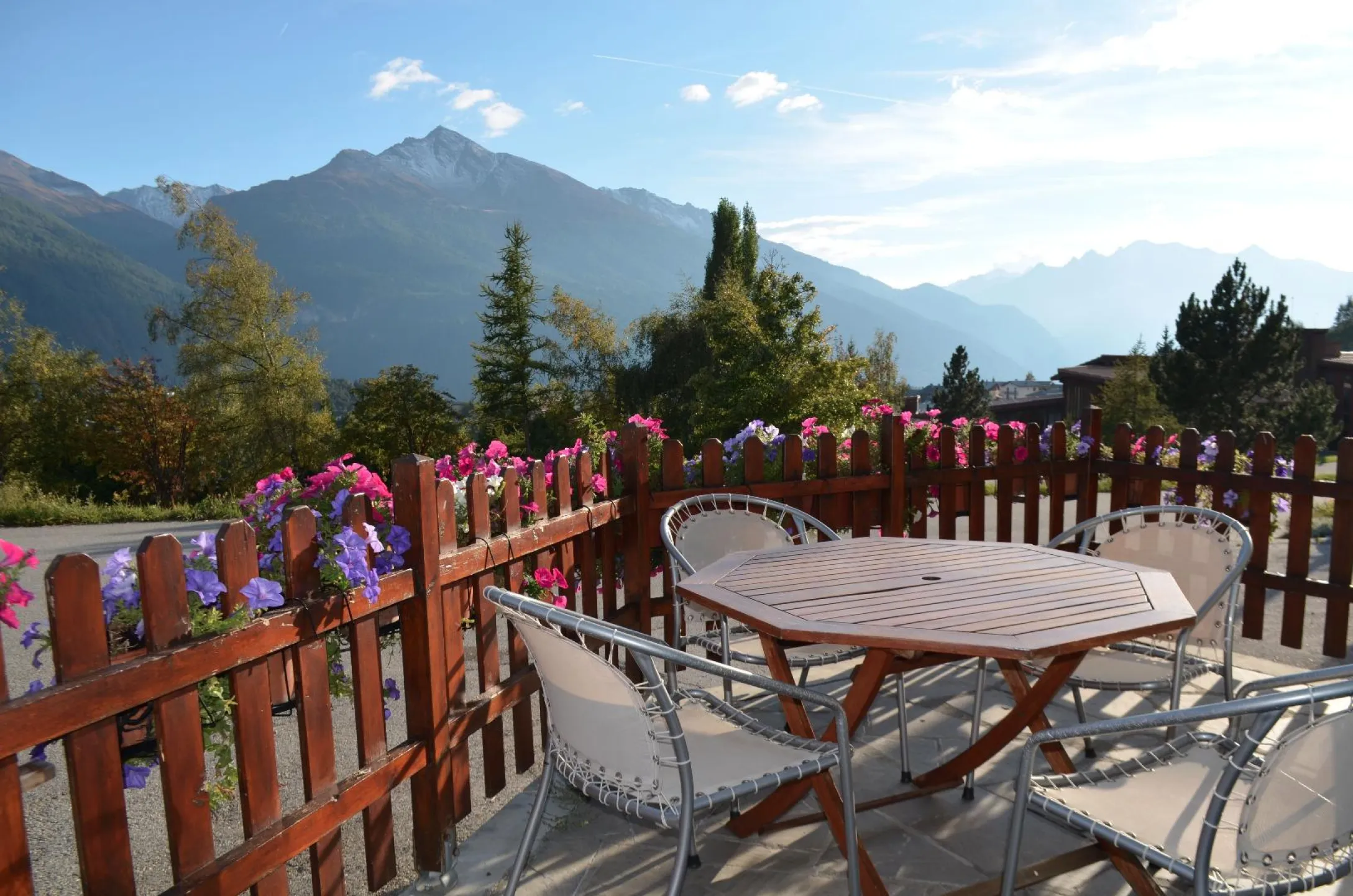 terrasse  plein sud,donnant sur l 'impasse fréquentée seulement par deux voisins..;très calme.