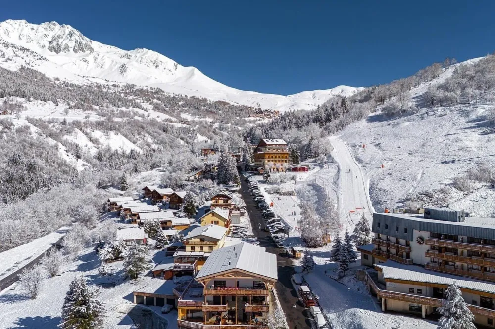 VUE DE DESSUS 
NOTRE BATIMENT EST LE 2 EME A GAUCHE EN MONTANT  ( FACE AUX PISTES)