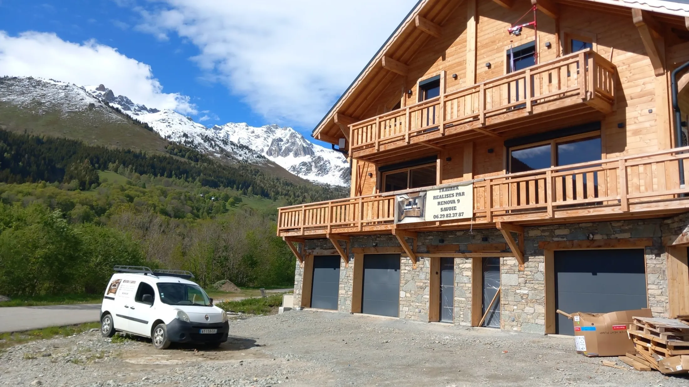 Le chalet est divisé en 2 appartements dont un à la location avec vue magnifique sur la chaine de la Lauzière  (cheminées des fées ) et la chaine de belledonne.(glacier de l'étendard )
En cours d'aménagement intérieur photos prochainement en ligne