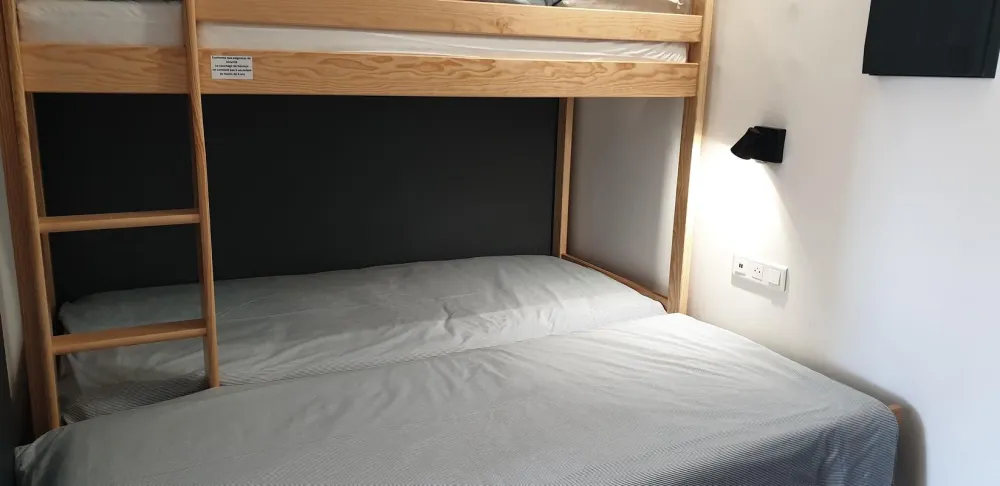 Le lit gigogne déplié permet un couchage double