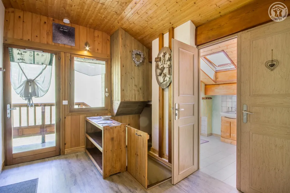 Entrée avec vue de la salle de bain.
