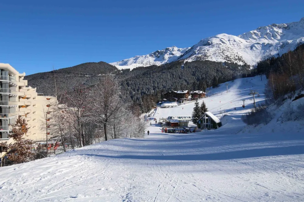 vue de la station avec l'immeuble l'Agnelin D à gauche
