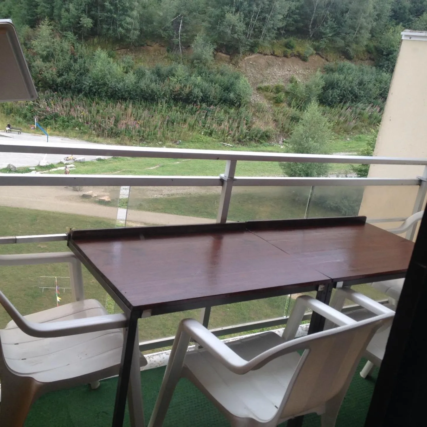 balcon équipé de 2 tables et 4 fauteuils donnant côté Belledone